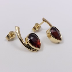 Boucles d'oreilles or 750 millièmes Grenats de Perpignan poires