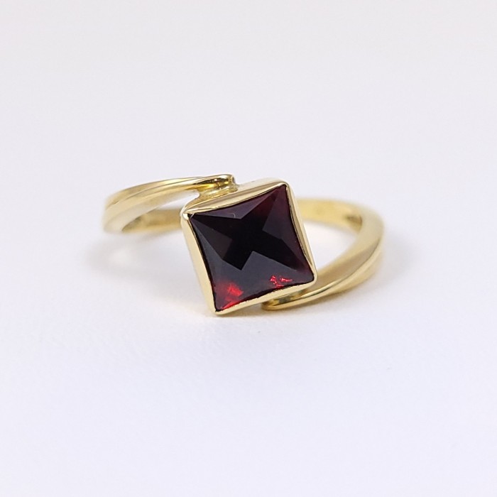 Bague or 750 millièmes Grenat de Perpignan carré Bague or 750 millièmes Grenat de Perpignan carré
