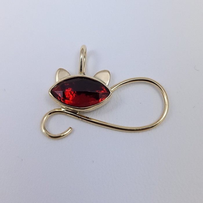Pendentif Le Chat R'mione® or 750 millièmes et Grenat de Perpignan Pendentif Le Chat R'mione® or 750 millièmes et Grenat de Perpignan