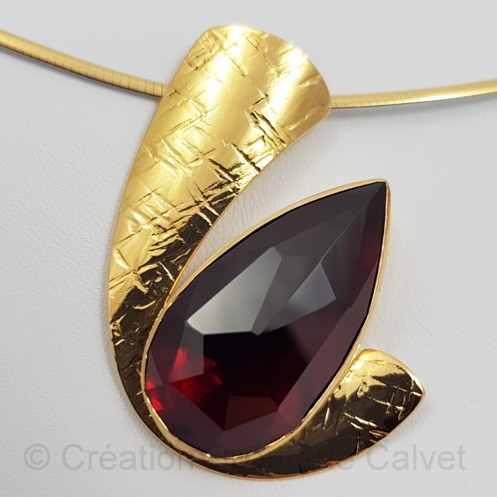 Pendentif or 750 millièmes Grenat de Perpignan Pendentif or 750 millièmes Grenat de Perpignan